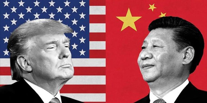 Los presidentes de EEUU y China, sobre sus respectivas banderas