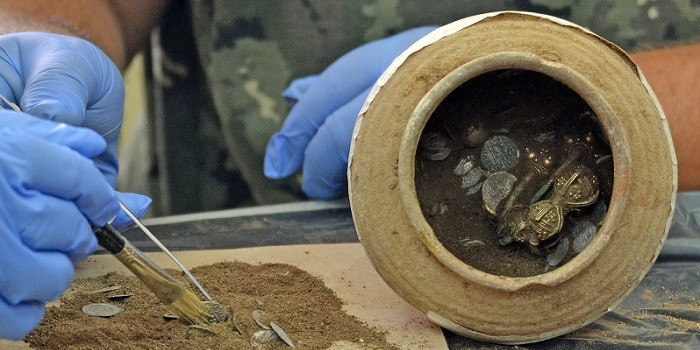 Imagen de la vasija de arcilla hallada en Kaliakra (Bulgaria), mientras se examina en el Museo de Historia Natural