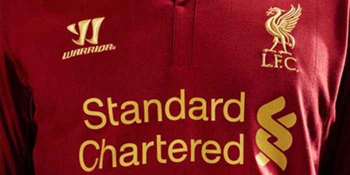 Recurso Standard Chartered en la camiseta del Liverpool FC