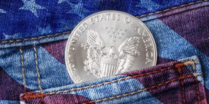 American Eagle de plata en el bolsillo de un pantalón vaquero
