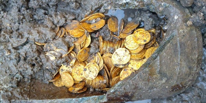 Urna de piedra con monedas de oro romanas encontrada en Como (Italia)