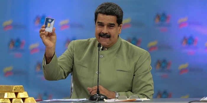 El presidente de Venezuela, Nicolás Maduro, muestra las láminas de oro destinadas al ahorro de los ciudadanos