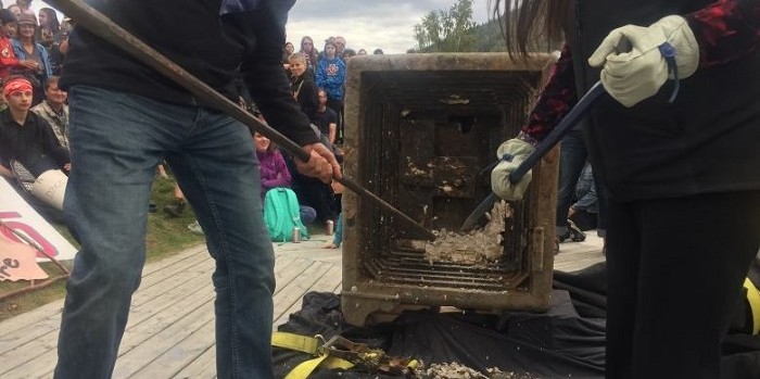 Apertura de la caja fuerte hallada en Dawson City (Territorio del Yukón, Canadá) en agosto de 2018