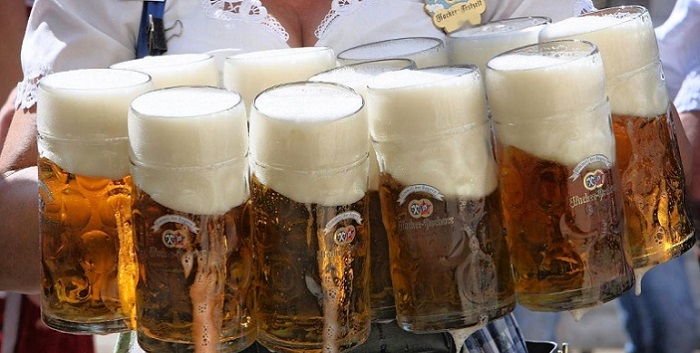 Camarera llevando jarras de cerveza en la Oktoberfest de Munich