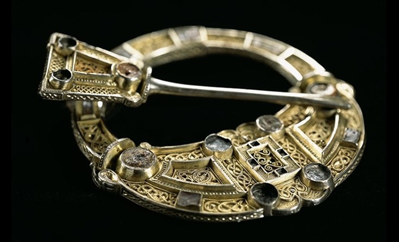 Broche de plata medieval escocés