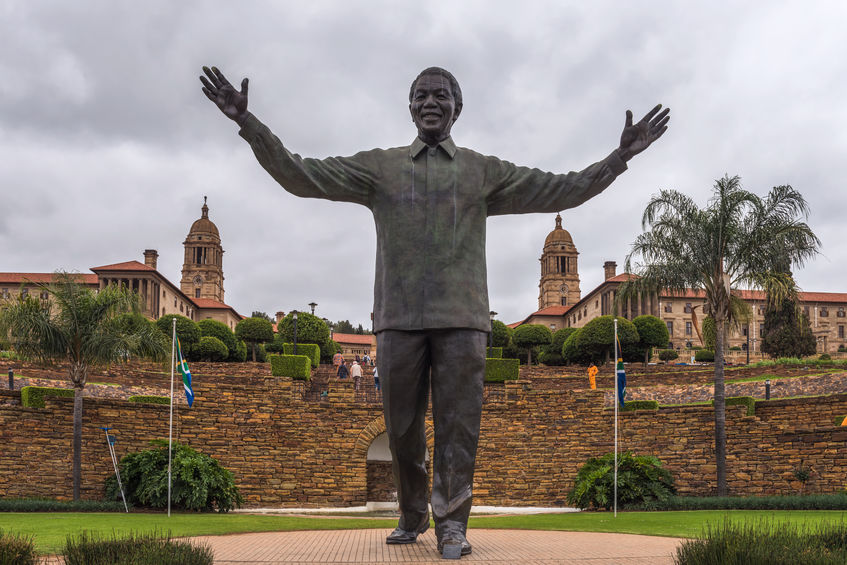 Estatua de Nelson Mandela ante el palacio presidencial en Pretoria (Sudáfrica)