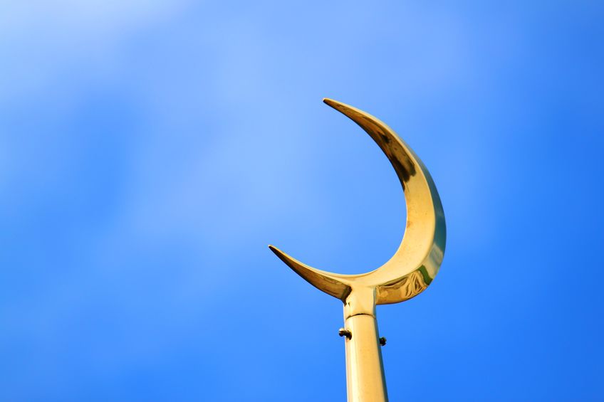 Media luna dorada en la cúpula de una mezquita