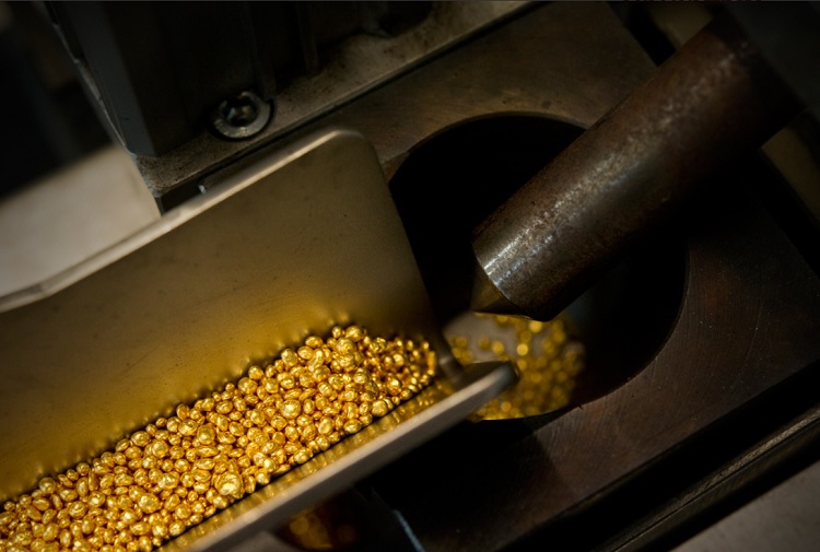 Producción de oro granulado en la refinería Valcambi (Suiza)