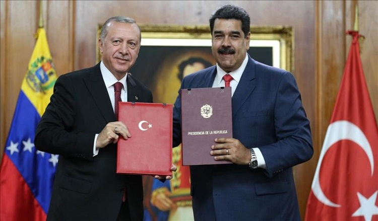 De izquierda a derecha, los presidentes de Turquía, Recep Tayyip Erdogan, y de Venezuela, Nicolás Maduro