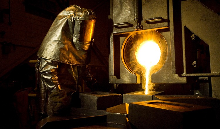 Proceso de fundido de oro en unas instalaciones de la compañía Newmont Mining