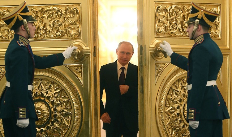 Vladimir Putin entra en la sala de San Jorge del Kremlin