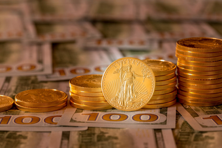 Monedas de oro y papel moneda