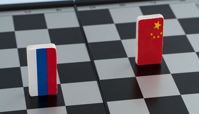 Banderas de Rusia y China en un tablero de ajedrez