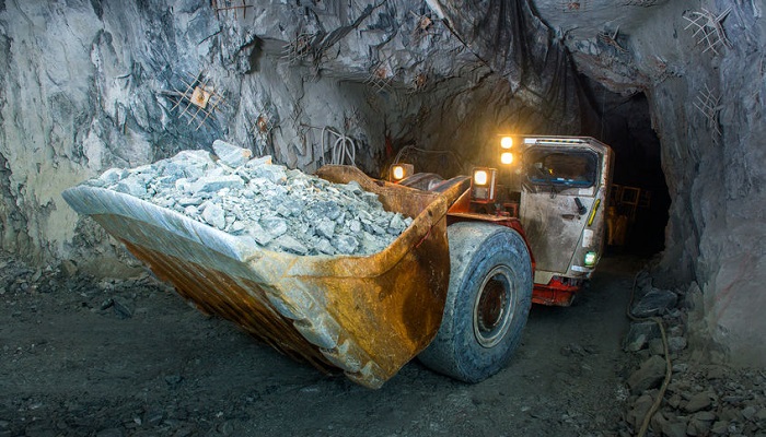 Excavadora en el túnel de una mina de oro