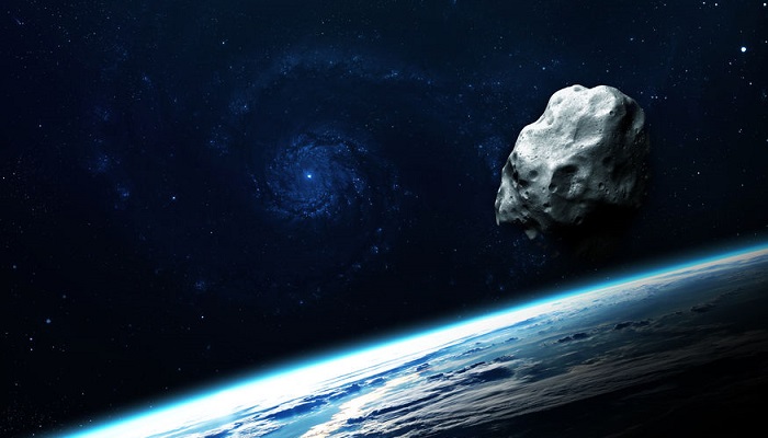 Asteroide orbitando la Tierra