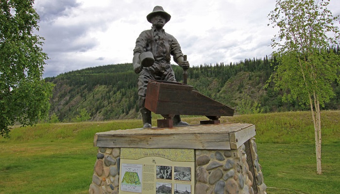 Monumenot al minero en Dawson City (Yukón, Canadá)