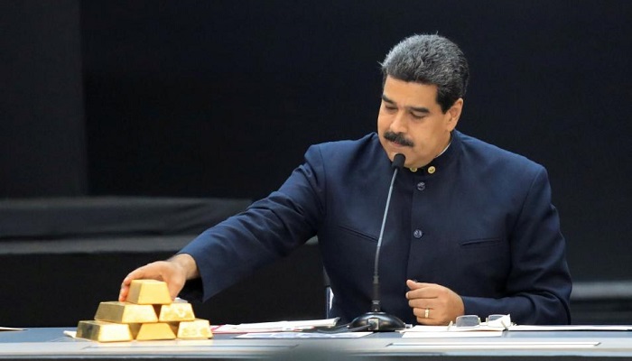Nicolás Maduro, presidente de Venezuela, con unos lingotes de oro