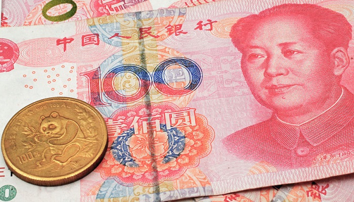 Billete de 10 yuan chinos y moneda de oro
