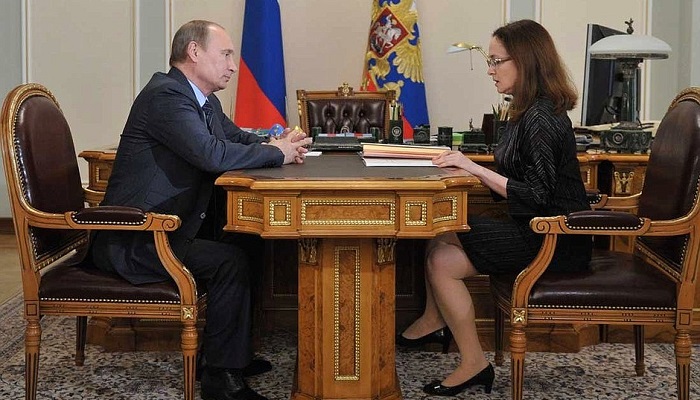 La gobernadora del Banco Central de la Federación Rusa, Elvira Nabiullina (dcha.) informa al presidente Vladimir Putin