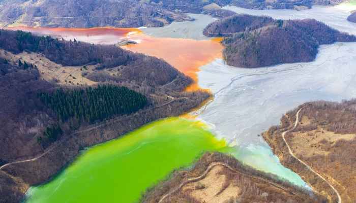 Lago contaminado con productos químicos