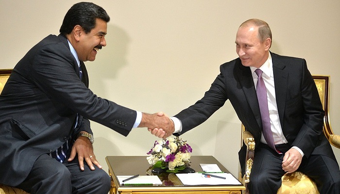 Izquierda a derecha, el presidente de Venezuela, Nicolás Maduro, estrecha la mano del presidente de Rusia, Vladimir Putin, durante la reunión celebrada en Moscú el 25/09/2019