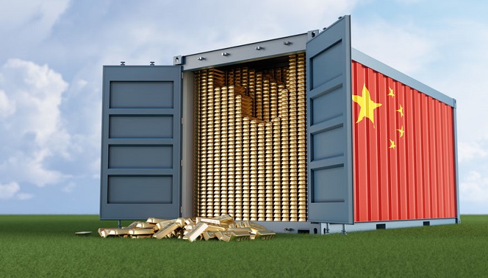 Contenedor con la bandera de China lleno de lingotes de oro
