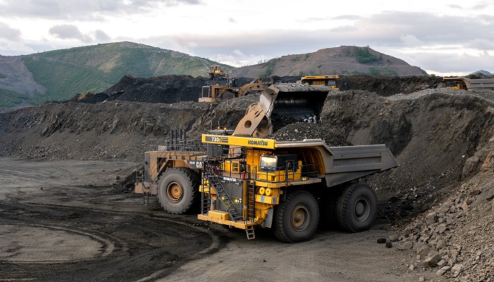 Máquinas moviendo tierra en la mina de oro de Natalka (Rusia)