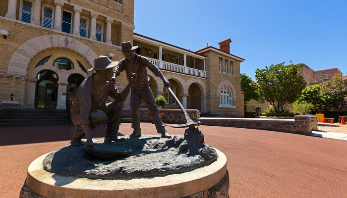 Estatua dedicada a los descubridores de oro en Australia, en la sede de la Perth Mint