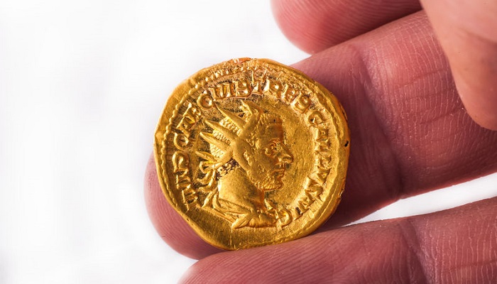 Moneda de oro acuñada por el emperador romano Trajano