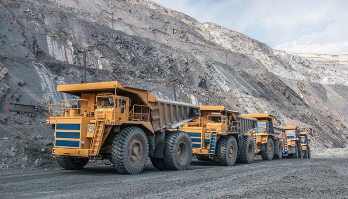 Camiones en una mina de oro a cielo abierto