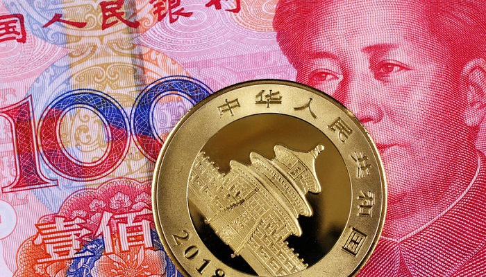 Bullion Panda de oro sobre un billete de 100 yuan