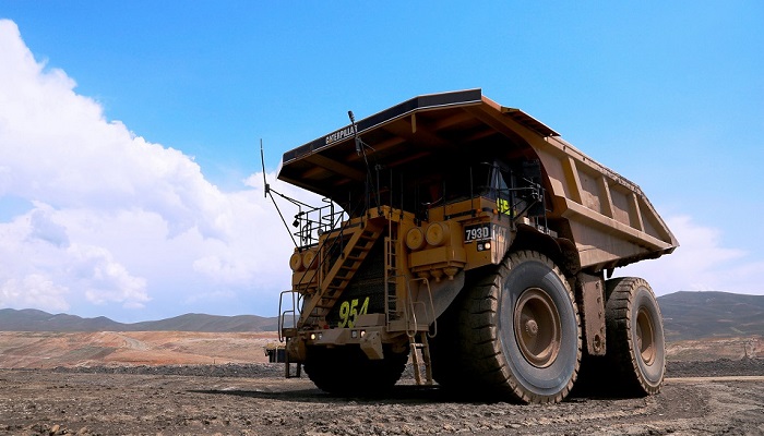 Camión de transporte de tierra en la mina de Carlin (Nevada, EEUU)