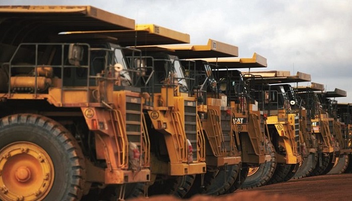 Fila de camiones en una mina de oro