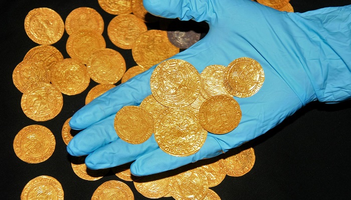 Monedas de oro del siglo XV y XVI encontradas en Hampshire (Reino Unido)