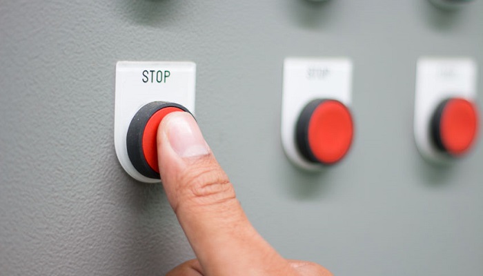 Botón de stop en un panel de control