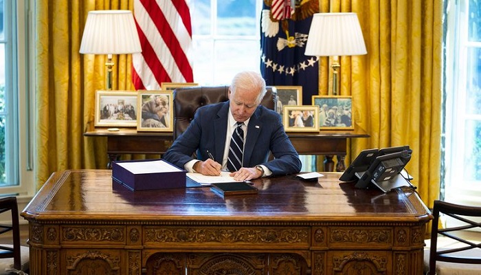 El presidente estadounidense Joe Biden firma el Plan de Rescate de 1,9 billones de dólares para la economía del país