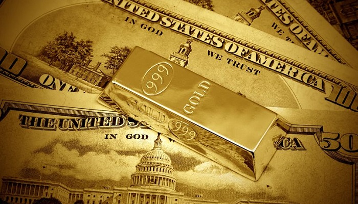 Lingote de oro sobre billetes de dólar
