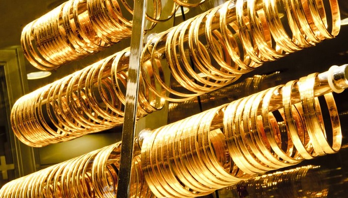 Brazaletes de oro en el escaparate de una joyería india