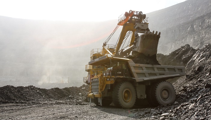 Máquinas trabajando en la mina de Olimpiada (Rusia)