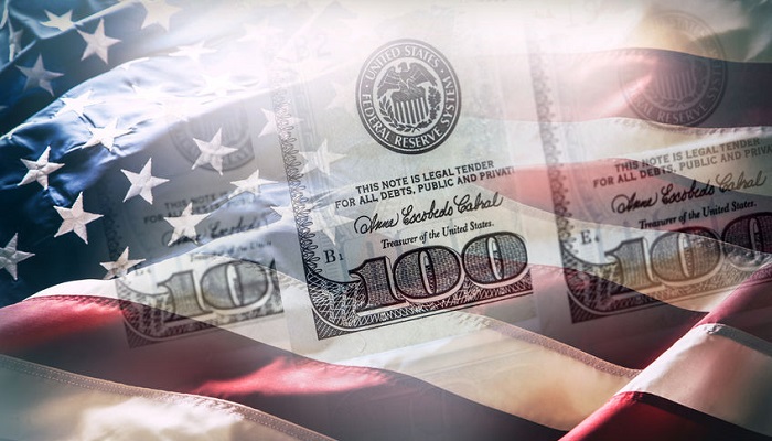 Bandera de EEUU y billetes de 100 dólares