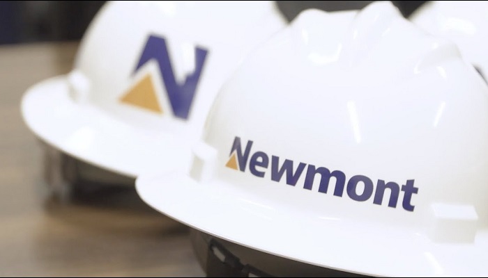 Cascos con el logo de Newmont