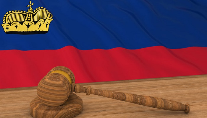 Bandera de Liechtenstein y mazo de juez