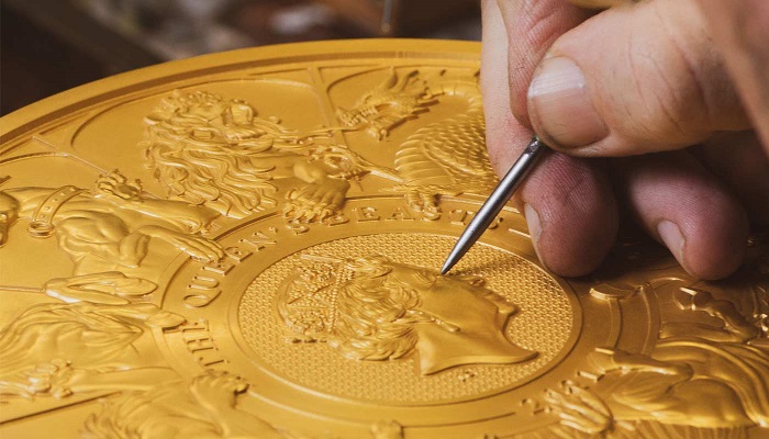 Pulido de la moneda de 10 kilos de oro acuñada por la Royal Mint