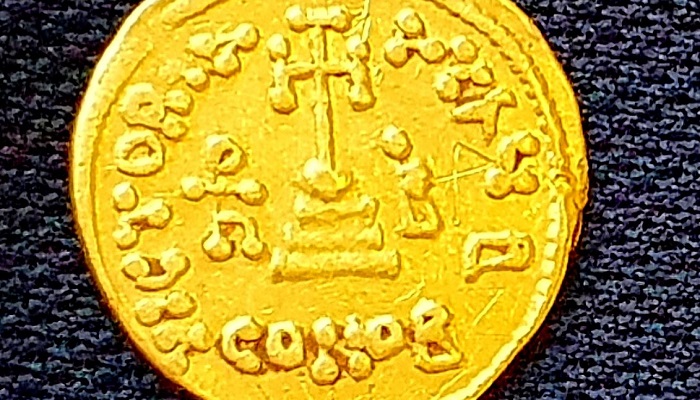 Reverso de la moneda de oro bizantina encontrada cerca de Tel Aviv (Israel)