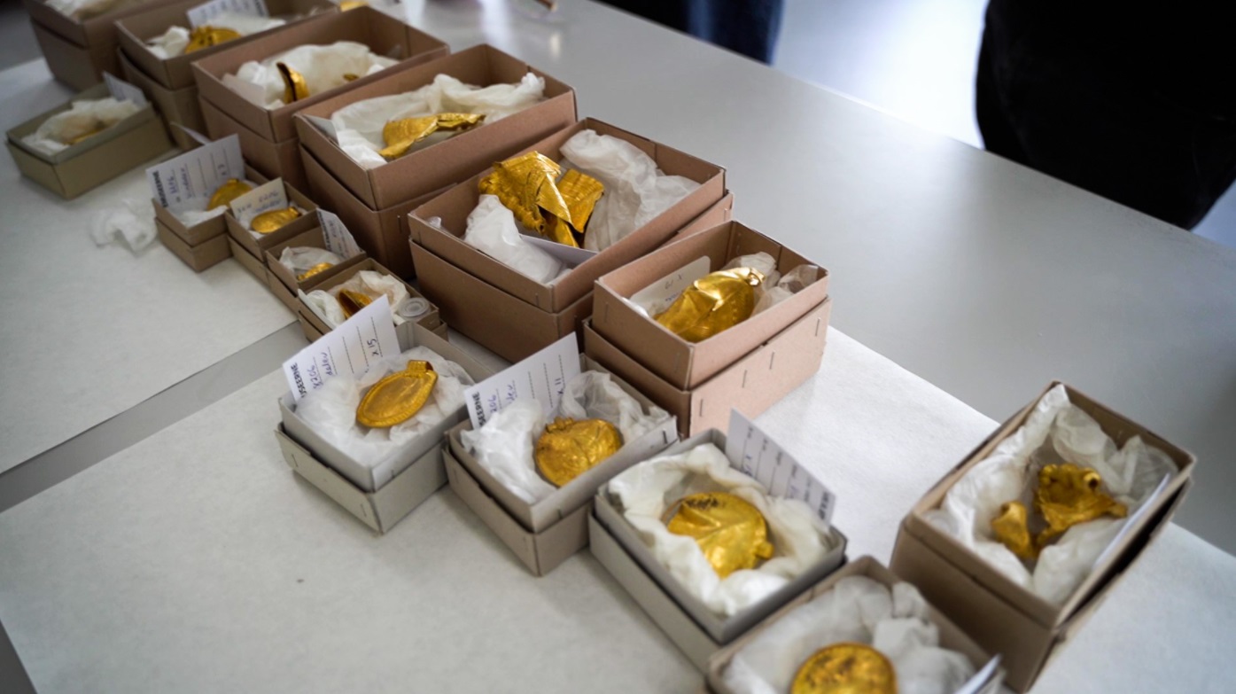 Diversos objetos de oro del tesoro de Vindelev (Dinamarca) 