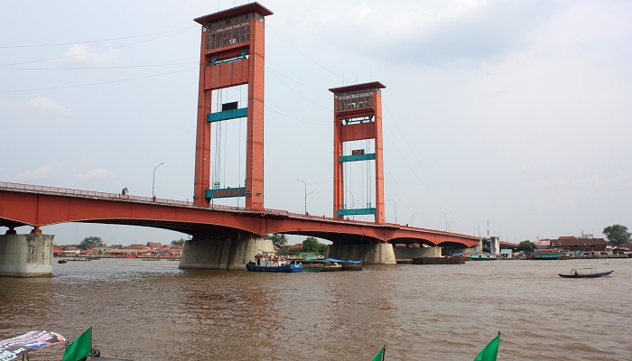 Puente de Ampera sobre el río Musi, en Palembang (Indonesia)