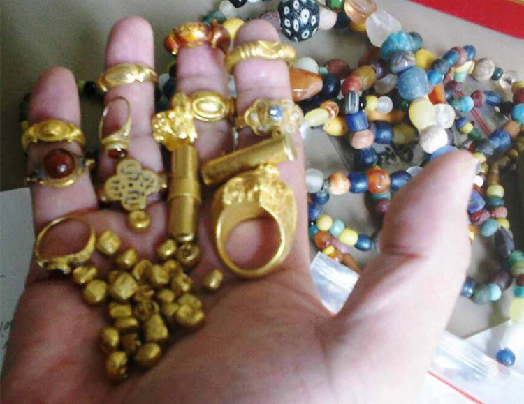 Algunas de las joyas encontradas en las aguas del río Musi