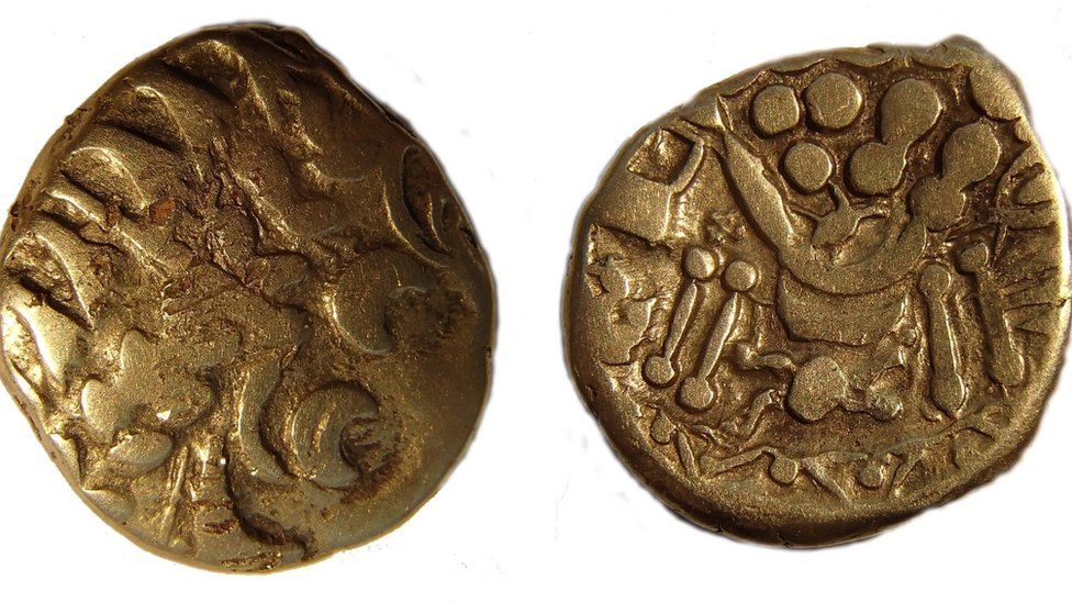 Un museo inglés expone el tesoro de monedas de oro y plata celtas hallado  en 2018 - Oroinformación