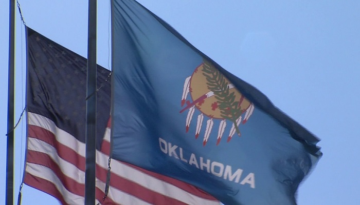 Banderas de EEUU y Oklahoma