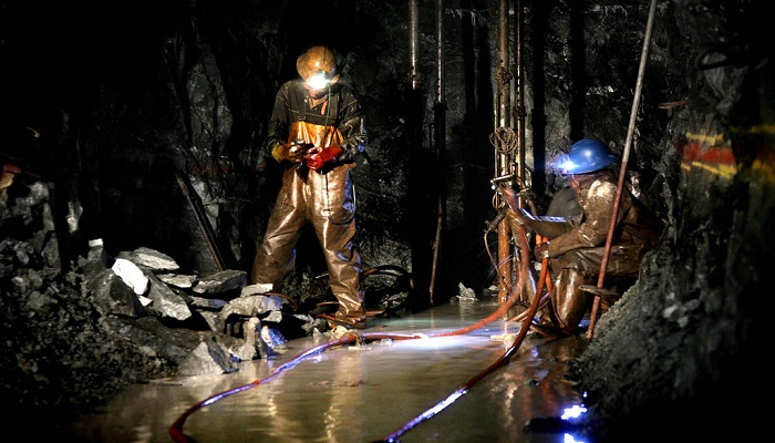 Mineros trabajando en una mina de Sudáfrica